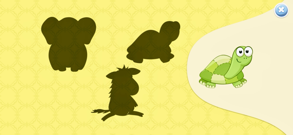 Schermata di un gioco educativo per bambini che mostra una tartaruga a cartoni animati e ombre di animali da abbinare.