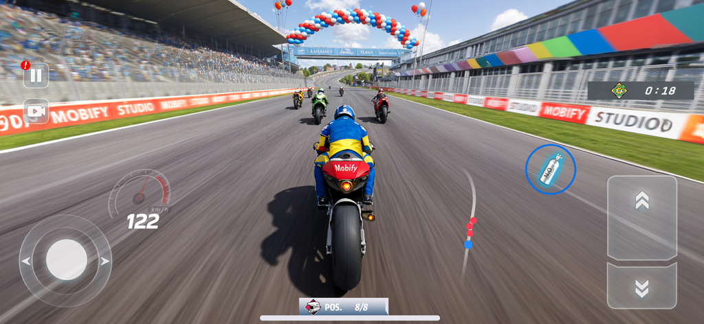 Vue à la troisième personne d'une course de moto sur un circuit professionnel avec des concurrents