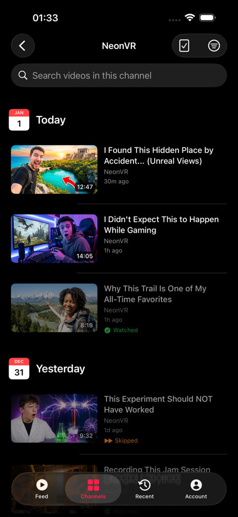 MeTube - Your Channels Only - Interface de l'application MeTube affichant une liste vidéo chronologique pour une chaîne spécifique avec des étiquettes de statut de vue et d'ignoré.