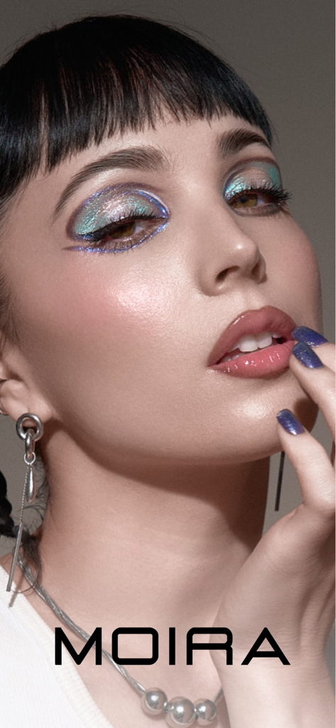 Moira Cosmetics - Model trägt schillernden Lidschatten und glänzenden pinken Lippenstift von Moira Cosmetics