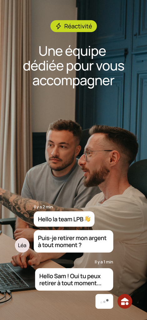 La Première Brique - Two members of the dedicated support team answering customer questions via the app chat interface