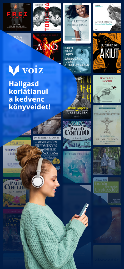 Una donna che indossa cuffie e tiene in mano uno smartphone di fronte a uno sfondo di varie copertine di audiolibri ungheresi.