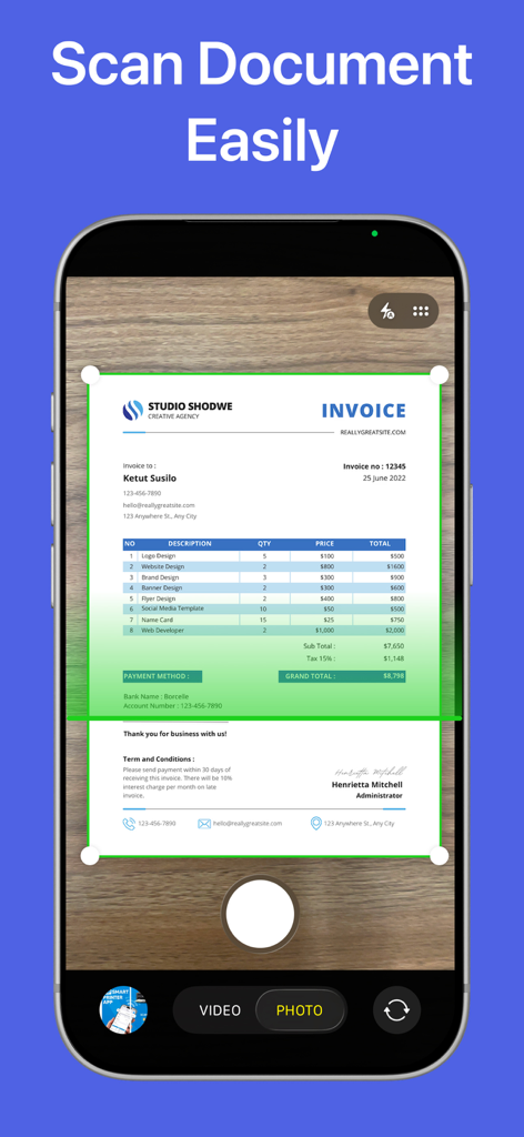 스마트폰이 프린터 앱 인터페이스를 사용하여 송장 문서를 스캔하고 있습니다.