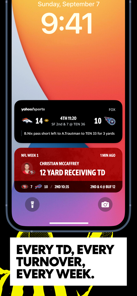 iPhoneのロック画面に、リアルタイムNFLスコアとタッチダウンアラート付きのYahoo Sportsライブアクティビティが表示されています。