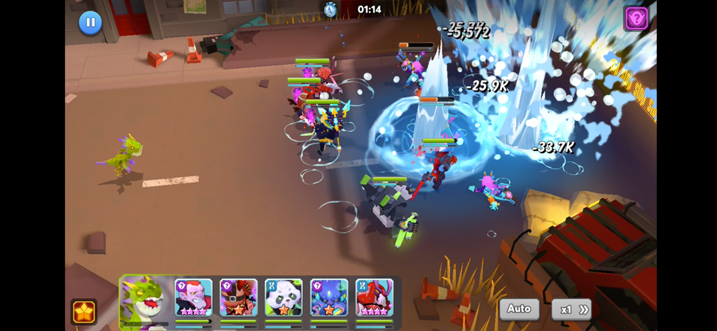 Un grupo de héroes diversos participando en combate con efectos mágicos en un entorno de calle de la ciudad en City Arena.