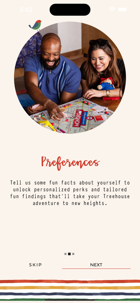 Treehouse Hotels - 보드 게임을 하는 커플 사진과 함께 투숙객 선호도를 묻는 트리하우스 호텔 앱 온보딩 화면.