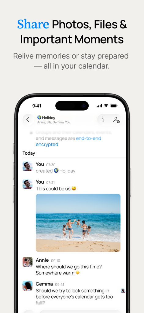 Ein Gruppenchat innerhalb der OurCal-App, der geteilte Fotos und Nachrichten für ein Feiertagskalenderereignis zeigt