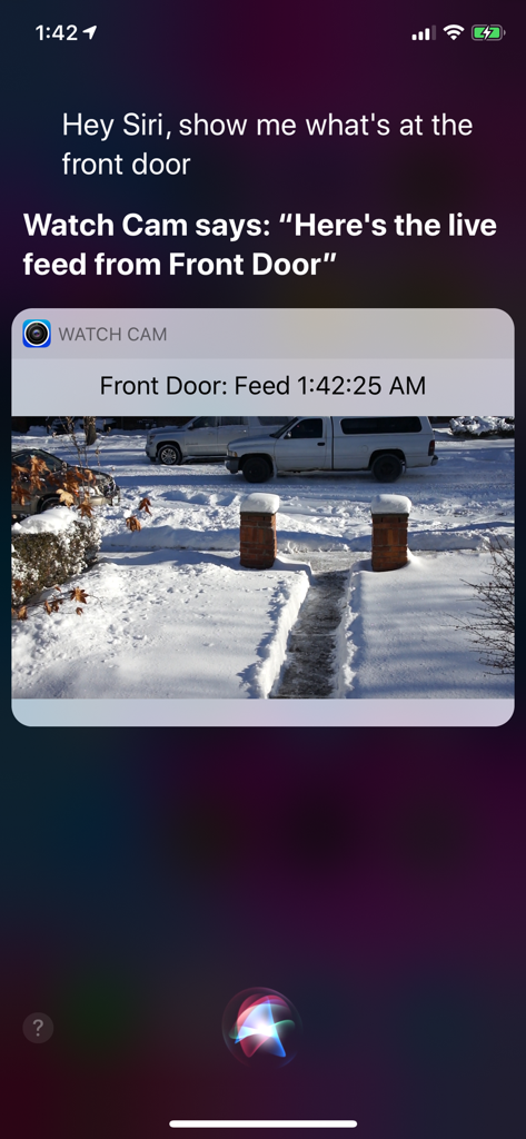 Pantalla de iPhone que muestra a Siri visualizando una transmisión en vivo de la cámara Nest a través de la aplicación Watch Cam.