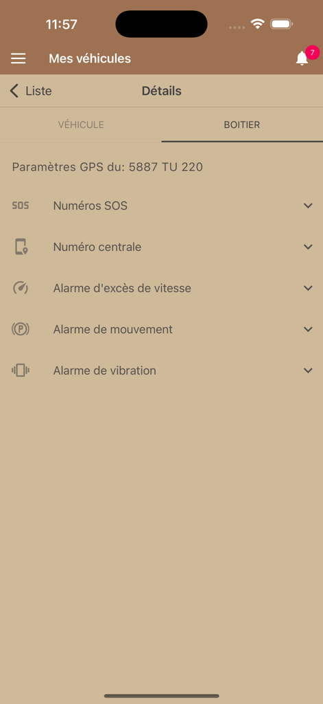 Pantalla de la aplicación móvil Karray GPS que muestra la configuración del dispositivo del vehículo y las configuraciones de alarma.