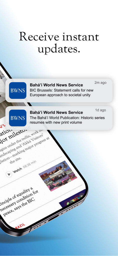Écran de smartphone affichant des notifications push pour l'application Bahai World News Service avec le titre « Recevez des mises à jour instantanées ».