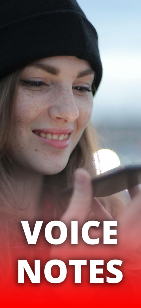 SpeechNotes AI - Voice To Text - Una joven sonriente con gorro grabando una nota de voz en su smartphone usando la aplicación SpeechNotes AI