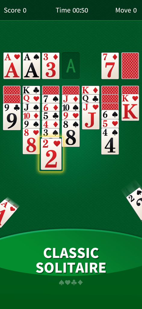Jugabilidad clásica de solitario con cartas grandes y fáciles de leer sobre un fondo verde.