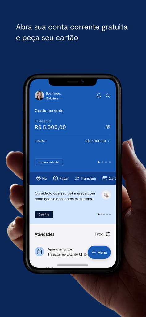 BTG Pactual Banking - Hand hält ein Smartphone mit der Benutzeroberfläche der BTG Pactual Banking App, das den Kontostand und Finanzdienstleistungen anzeigt