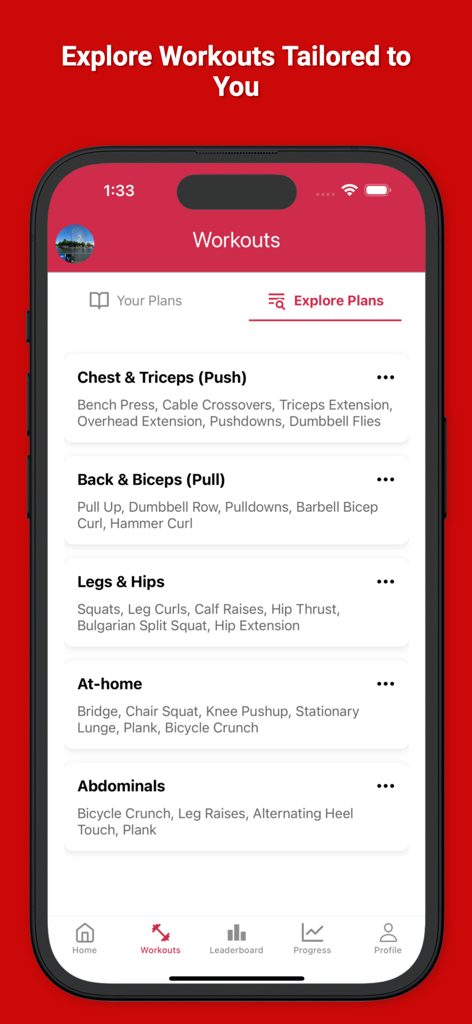 Gym Rank 앱 인터페이스, 가슴 및 삼두근 또는 등 및 이두근과 같은 근육 그룹을 위한 큐레이션된 운동 계획 목록 표시