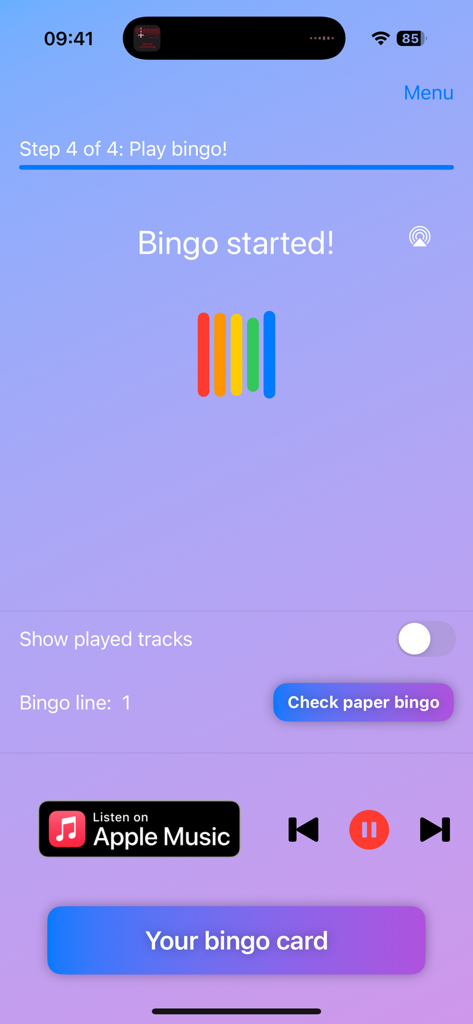 Interfaz de la aplicación Song Bingo que muestra el juego activo con controles de música y opciones del anfitrión.