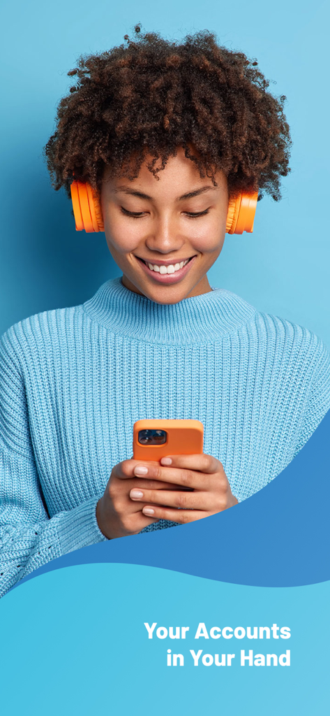 Mujer sonriente usando la aplicación de banca móvil de Inishowen Credit Union en su teléfono inteligente.