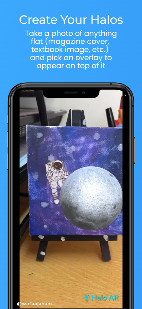 Pantalla de teléfono inteligente que muestra una superposición de realidad aumentada de la luna en 3D sobre una pintura física de un astronauta