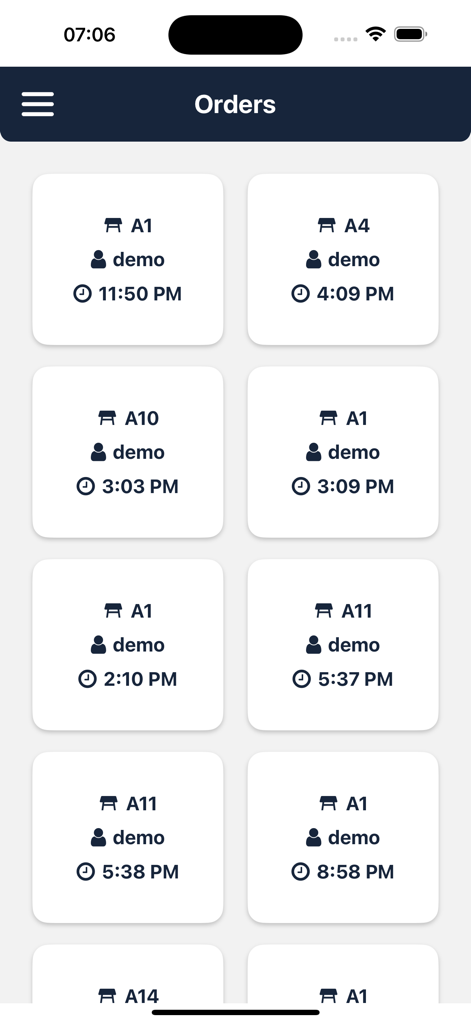 EasyOffer - Waiter App - Bestellverwaltungsbildschirm der EasyOffer-Kellner-App, der ein Raster aktiver Bestellungen mit Tischnummern und Zeitstempeln anzeigt