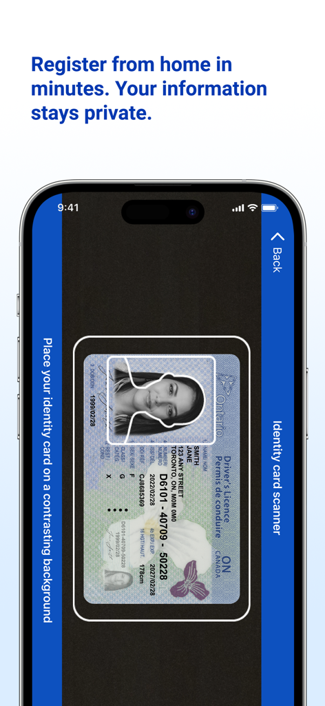 Teléfono inteligente escaneando una licencia de conducir para el registro de identificación digital utilizando la aplicación Bluink eID-Me