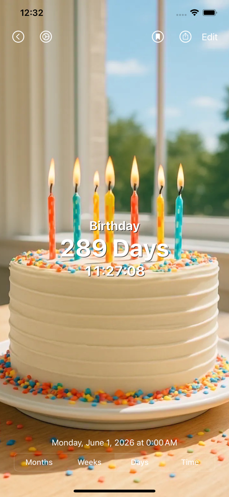 Una pantalla de temporizador de cuenta atrás de cumpleaños que muestra 289 días restantes con una imagen de fondo de pastel de cumpleaños blanco.