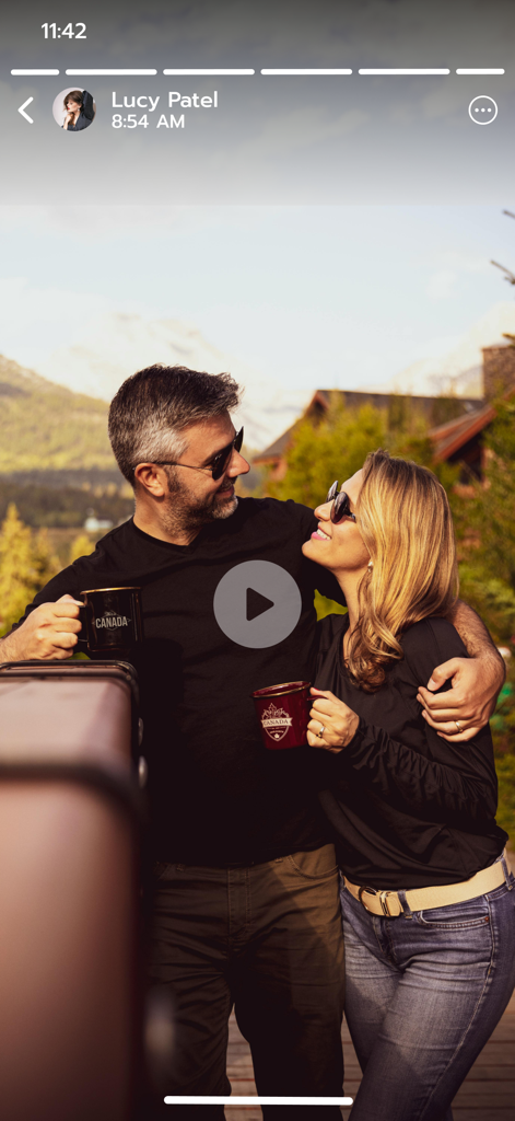 Save Status - Video Saver - ソーシャルメディアアプリのインターフェースで、休暇中のカップルのビデオステータス。