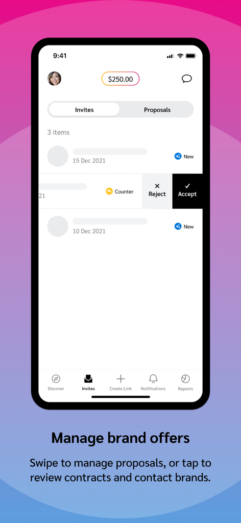 Interface de l'application mobile montrant les invitations de partenariat de marque avec des actions de balayage pour accepter, rejeter ou faire une contre-offre.