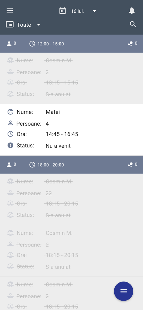 Dashboard of ialoc Business app showing a list of restaurant reservations with customer names and booking statuses