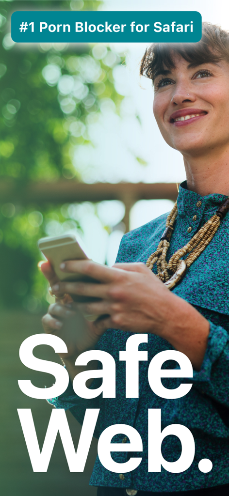 xBlock Porn Blocker - Una donna sorridente mentre tiene in mano il suo smartphone con una sovrapposizione di testo Safe Web per xBlock Blocco Porno