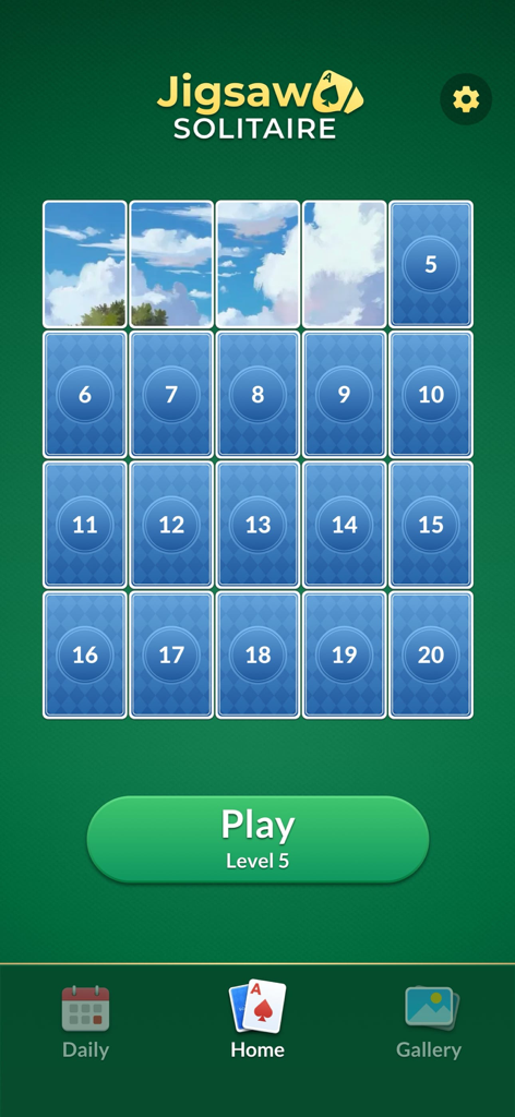 Jigsaw Solitaire Puzzle - Pantalla de inicio del juego Jigsaw Solitaire Puzzle que muestra una cuadrícula de cartas con arte de nubes y un botón de reproducción para el nivel cinco