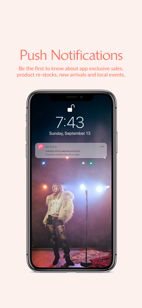 Free People - Smartphone zeigt eine Push-Benachrichtigung der Free People App über wieder aufgefüllte Artikel über einem Boho-Lifestyle-Bild.