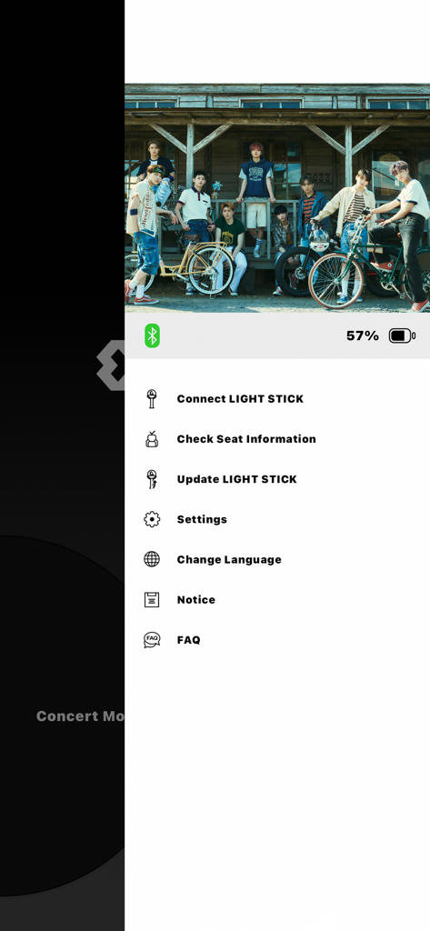 &TEAM Official Light Stick V1 - Menu de l'application de la baguette lumineuse officielle &TEAM montrant les options pour connecter la baguette lumineuse et vérifier les informations du siège sur une photo du groupe