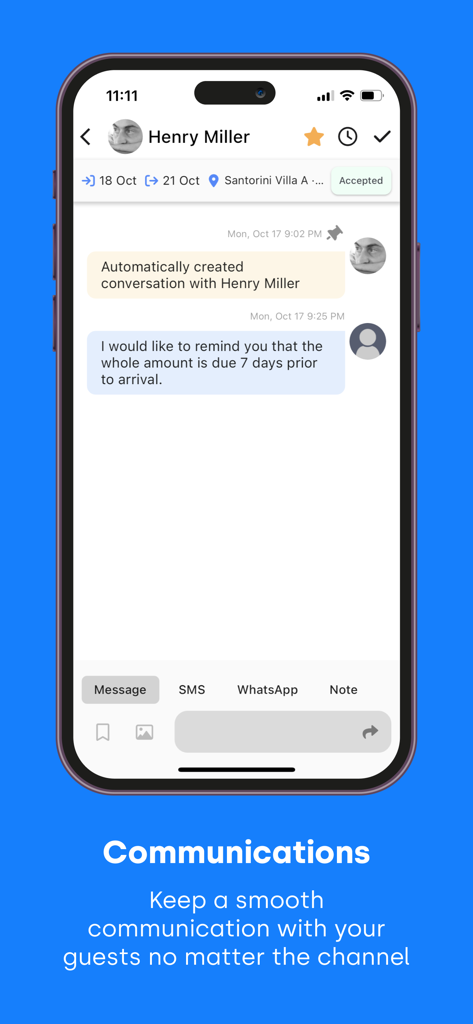 Hostify - Interfaz de la aplicación móvil Hostify que muestra una bandeja de entrada de mensajería unificada para huéspedes con opciones para SMS y WhatsApp.