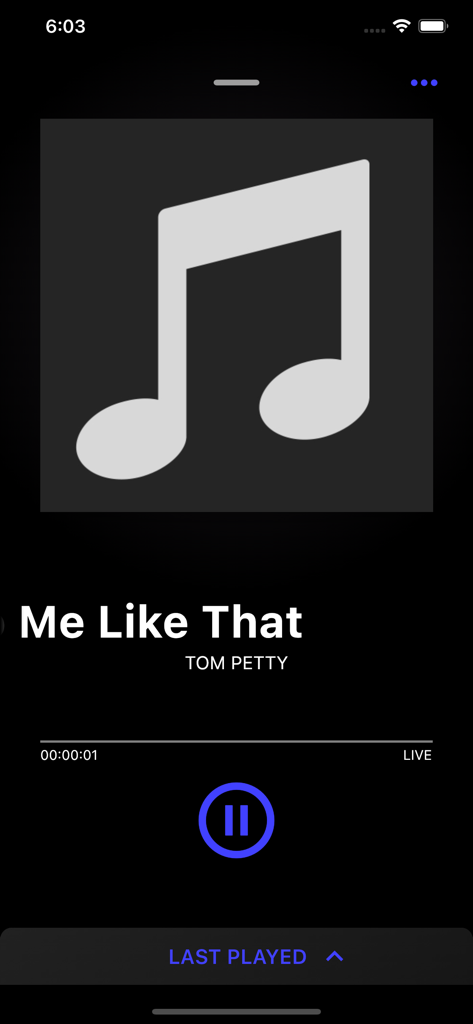 Live365 Radio - Music & Talk - Live365 Radio App Musikwiedergabe-Bildschirm mit einem Song von Tom Petty mit einer großen blauen Pausentaste und Live-Anzeige