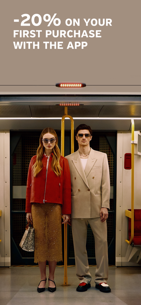 Dos modelos de moda en un vagón de metro con una oferta de descuento del 20 por ciento para la app móvil Answear.