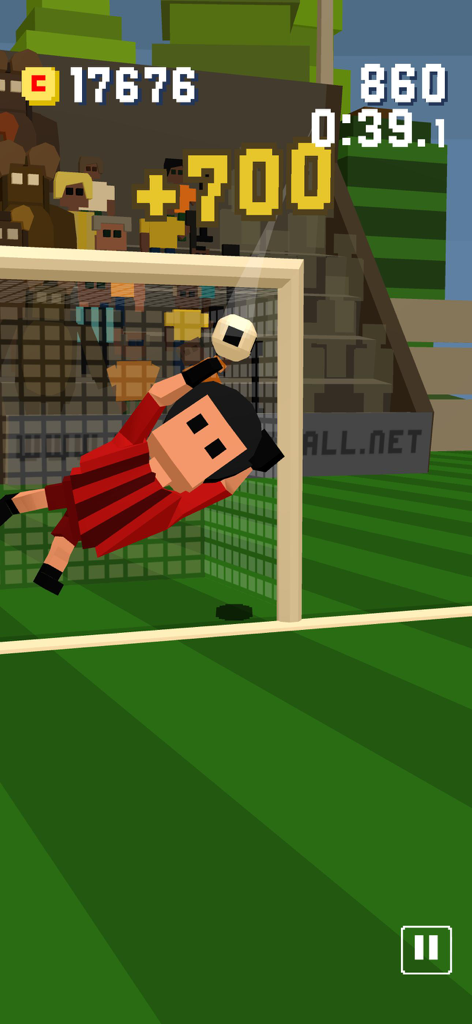 Boot That Ball - 복셀 스타일 골키퍼가 모바일 게임 Boot That Ball에서 축구공을 막기 위해 다이빙하고 있음