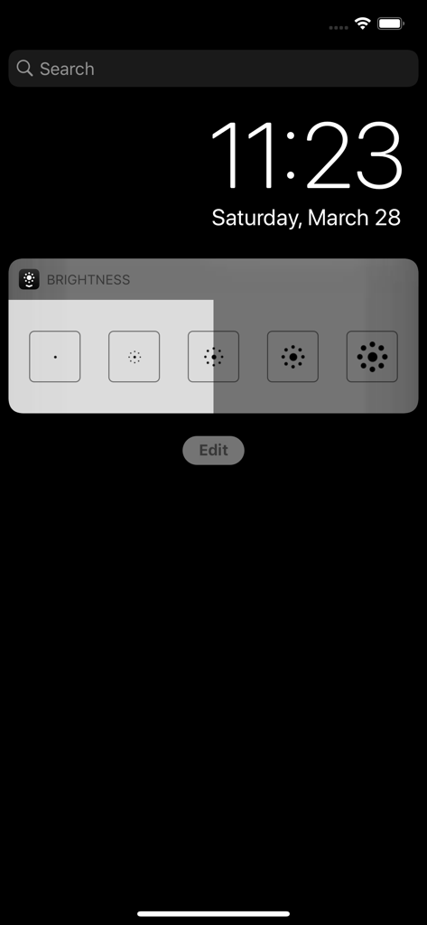 5つのプリセットレベルが表示されたWidget Brightnessコントロールパネルが表示されているiPhoneのロック画面