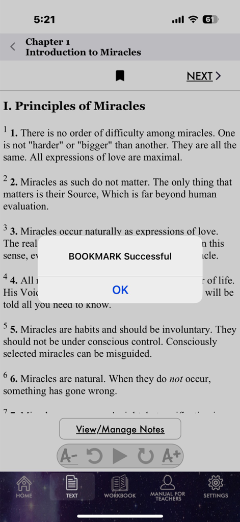Ein Bildschirm aus der ACIM App, der eine erfolgreiche Lesezeichen-Benachrichtigung über dem Text von Kapitel Eins anzeigt.