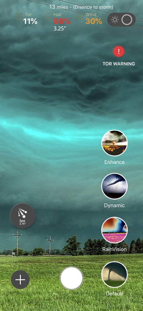 Interface de realidade aumentada do Tornado Vision exibindo dados de tempestade em tempo real e avisos de tornado sobre uma visão da câmera de uma tempestade severa.
