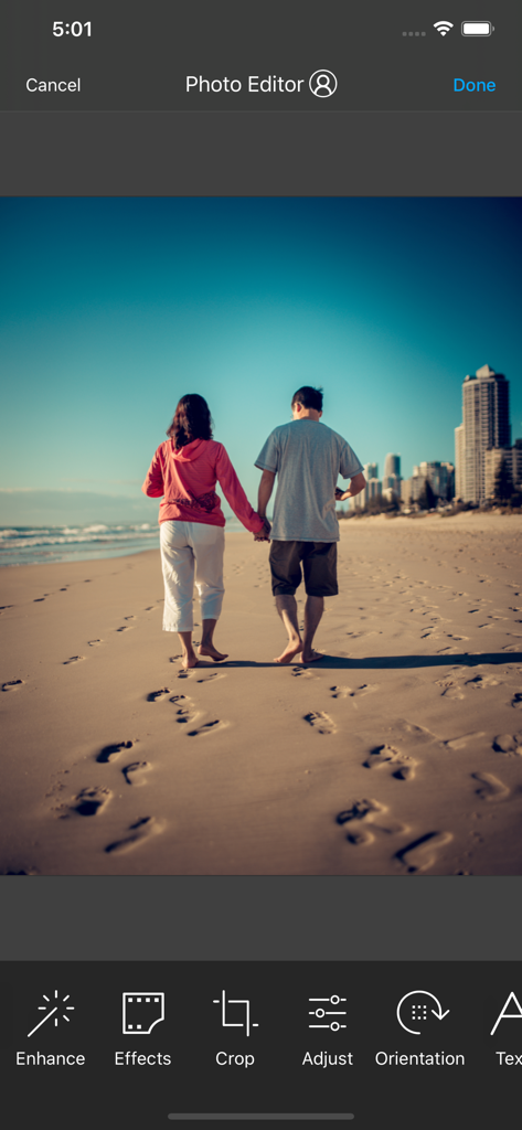 Camera 720 - Uma foto de um casal caminhando na praia sendo editada na interface do aplicativo Camera 720 com ferramentas como efeitos de aprimoramento e corte