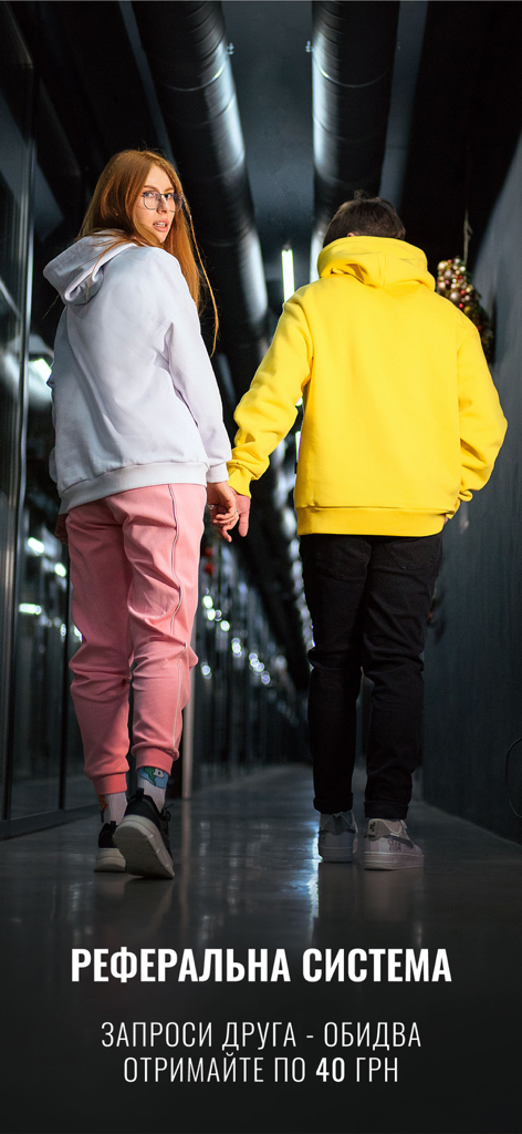 Dos personas con sudaderas streetwear caminando juntas promocionando el programa de referidos de Staff Clothes