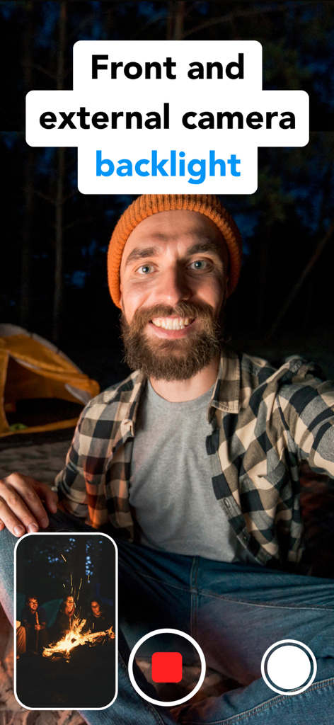 2Cam – Dual & Double Camera - Un hombre grabando un video por la noche usando la función de luz de fondo de la cámara frontal y trasera con vista de imagen en imagen