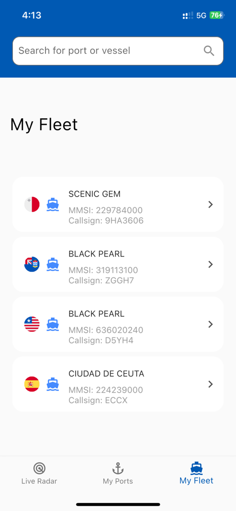 Écran Ma Flotte de l'application Ship Tracker montrant une liste de navires suivis avec leurs noms et indicatifs d'appel.