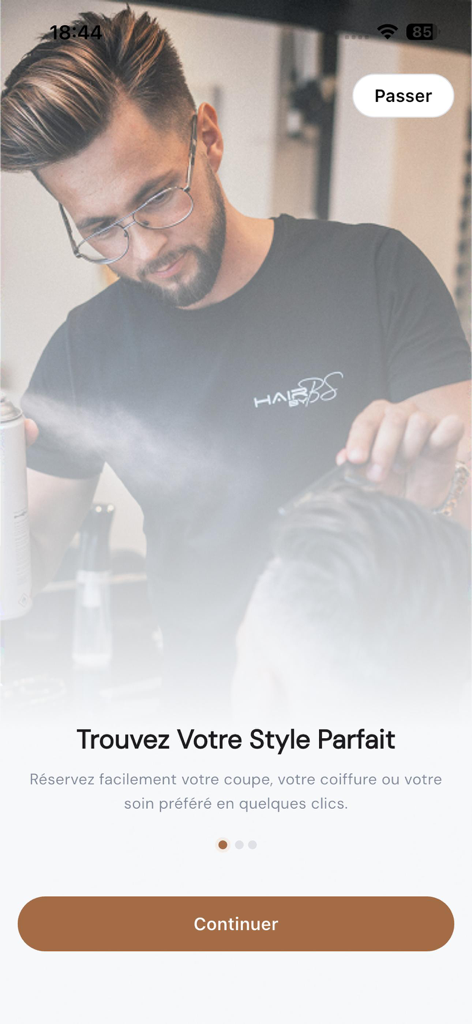Introductory screen of the Yada Coiffure app showing a professional barber styling a client and the headline Find Your Perfect Style in French