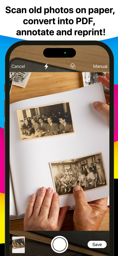 Photo Print - Collage & Resize - Um telefone celular digitalizando fotos antigas em preto e branco de um livro usando o aplicativo Impressão de Fotos.