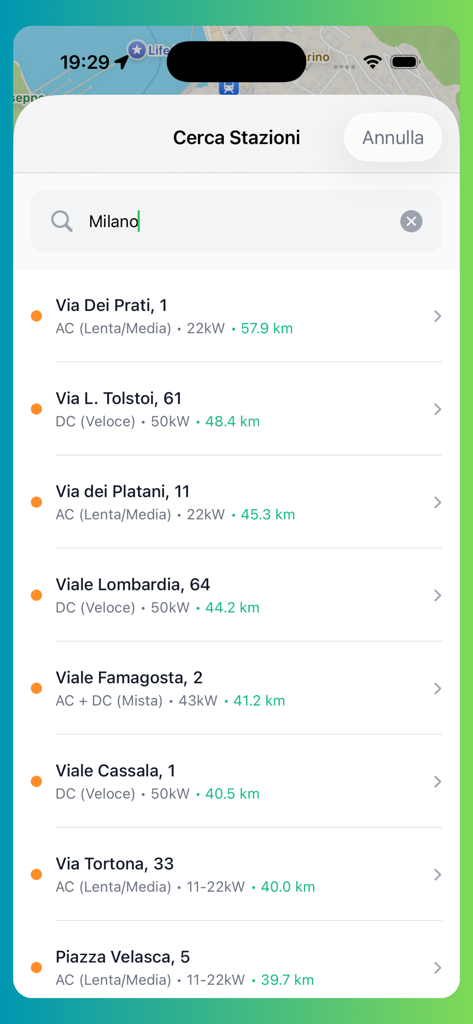 Free Charging Stations - App-Bildschirm, der eine Liste kostenloser Elektroauto-Ladestationen in Mailand mit Entfernungs- und Leistungsdetails anzeigt