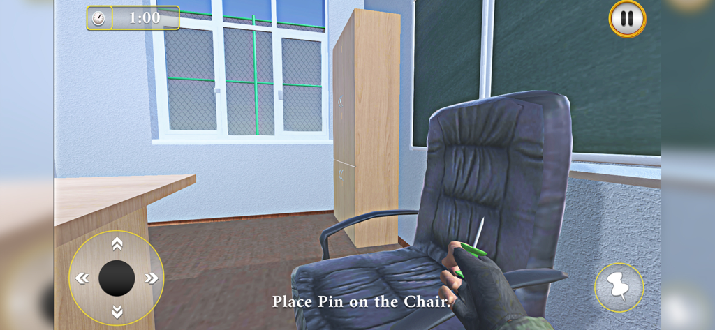 Scary Teacher - Creepy Game 3D - Vista en primera persona de un jugador sosteniendo un alfiler para colocarlo en una silla de oficina como broma en Scary Teacher 3D