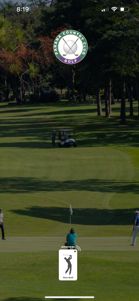Parana Country Club - パラナ・カントリークラブのモバイルアプリのスプラッシュ画面。ゴルフコースの緑の景色の前にクラブのロゴが表示されています。