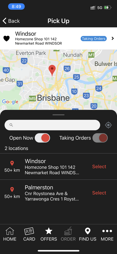 Tela do aplicativo Burger Urge mostrando um mapa de Brisbane e uma lista de locais de restaurantes próximos para retirada