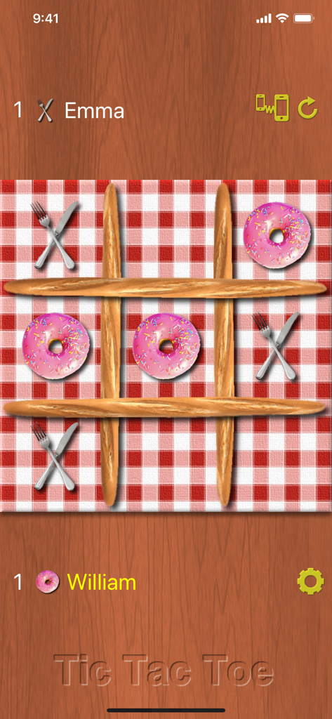 Mode multijoueur Tic Tac Toe avec des pièces sur le thème de la nourriture sur un fond de nappe à carreaux