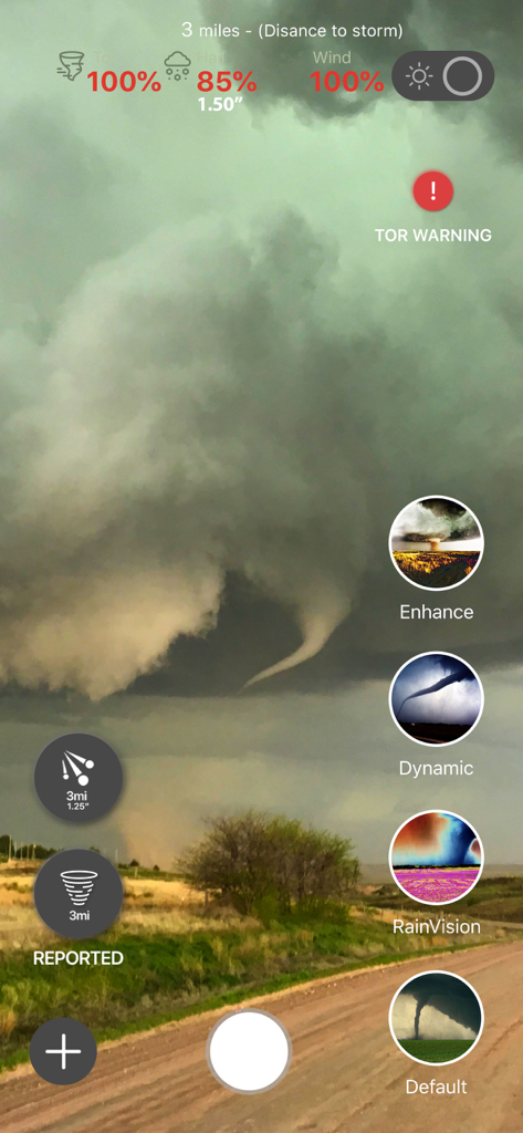 Visão de realidade aumentada de uma tempestade severa com sobreposições de dados de tornado e granizo no aplicativo Tornado Vision